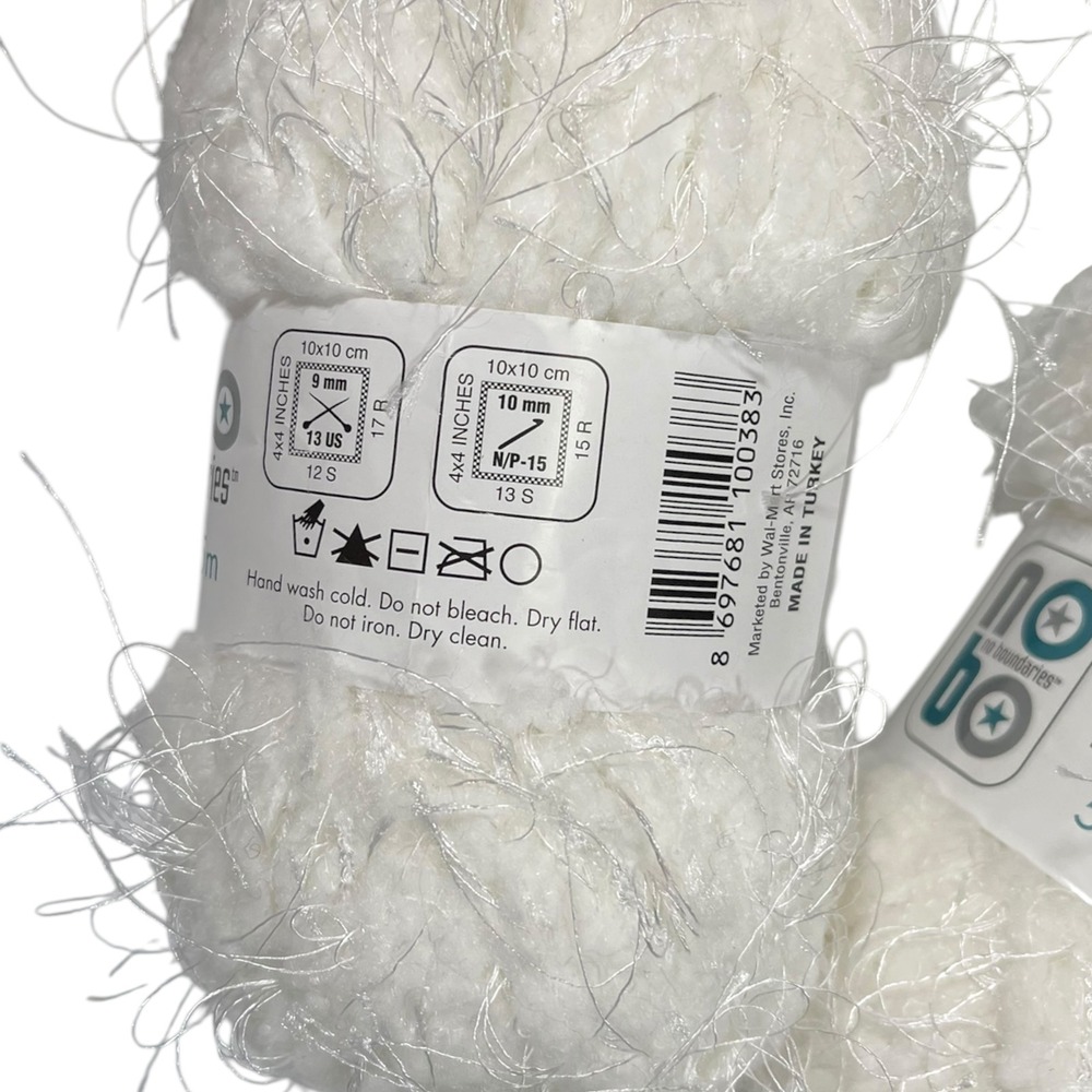 Lot of 3 Skeins No Boundaries 50g White Eyelash Yarn Fuzzy‎ Bulky Texture DIY - Picture 4 of 7